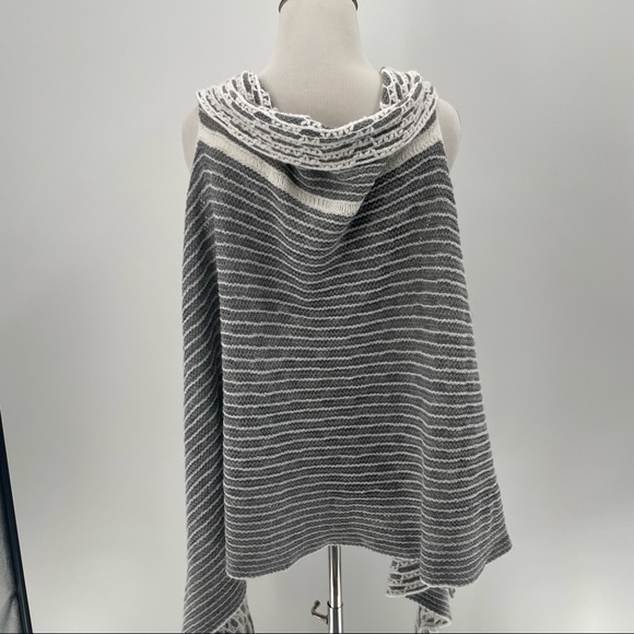 Rooted Soul NWT Woman’s Reversible Shaw - Picture 3 of 7